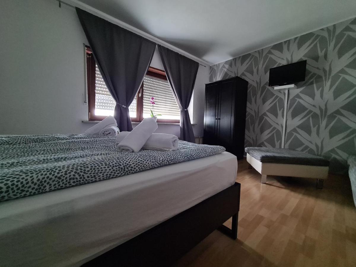 Ferienwohnung Шветцинген Екстер'єр фото